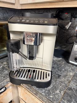 De'Longhi Magnifica Evo Espresso Machine with milk frother