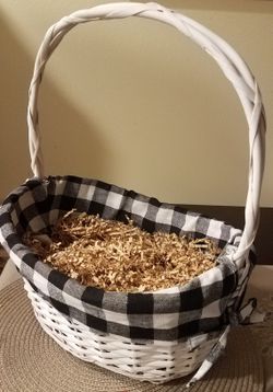 Vintiquewise White Round Willow Gift Basket