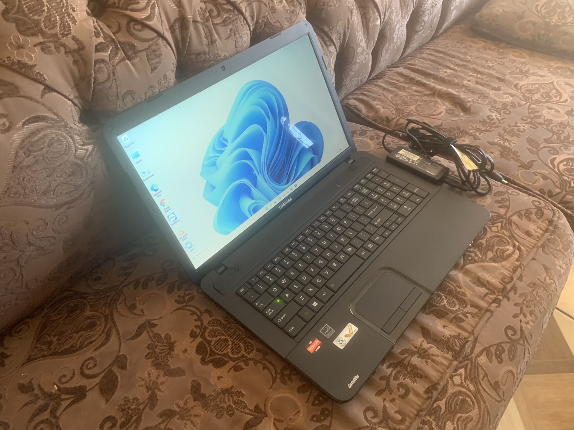 Laptop Toshiba Como Nueva 17