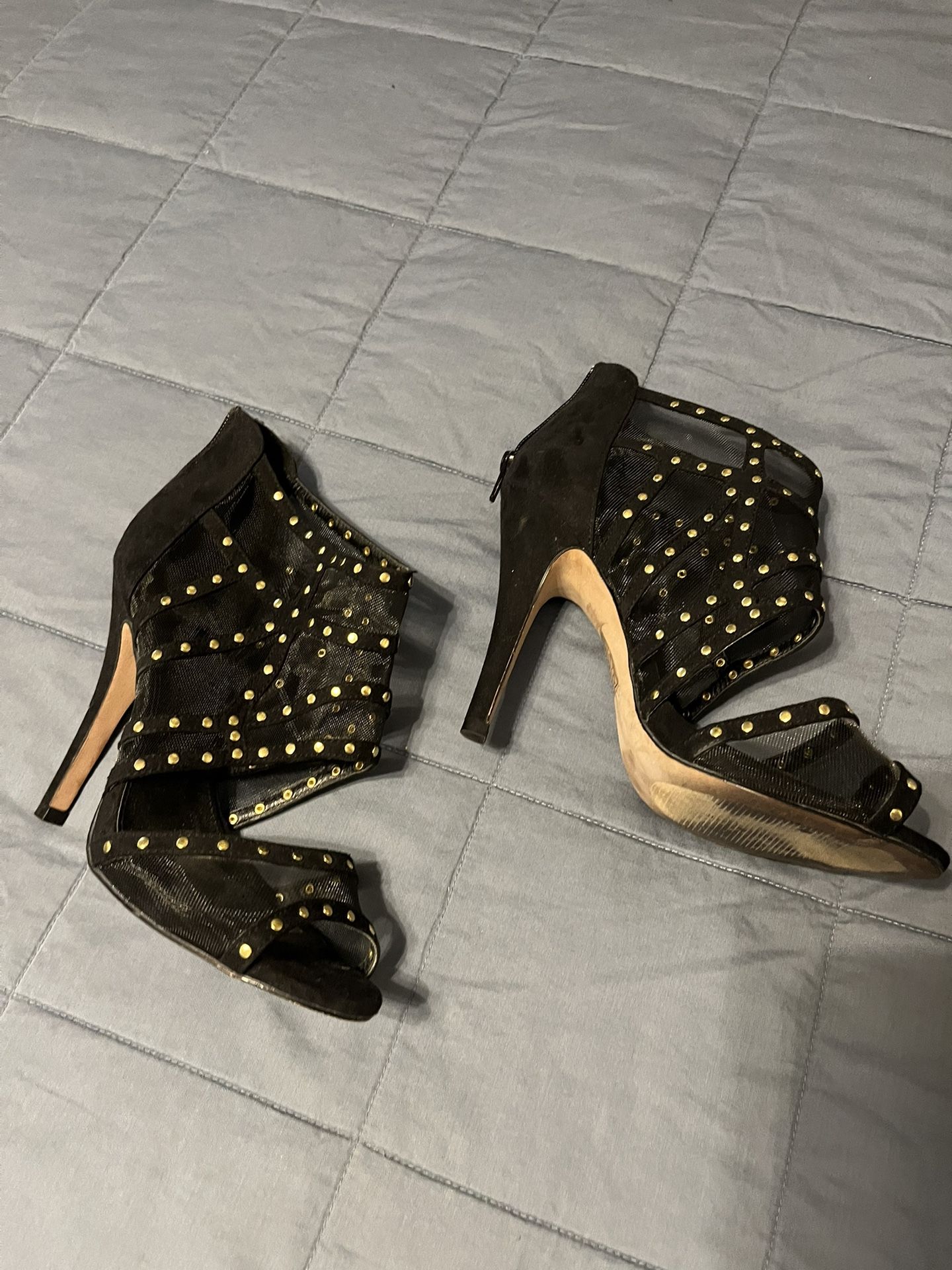 PENDING PICKUP!!! Dang Cute Aldo Black Mesh 4” Heel Sandals. Gold Accent Beads. Size 8