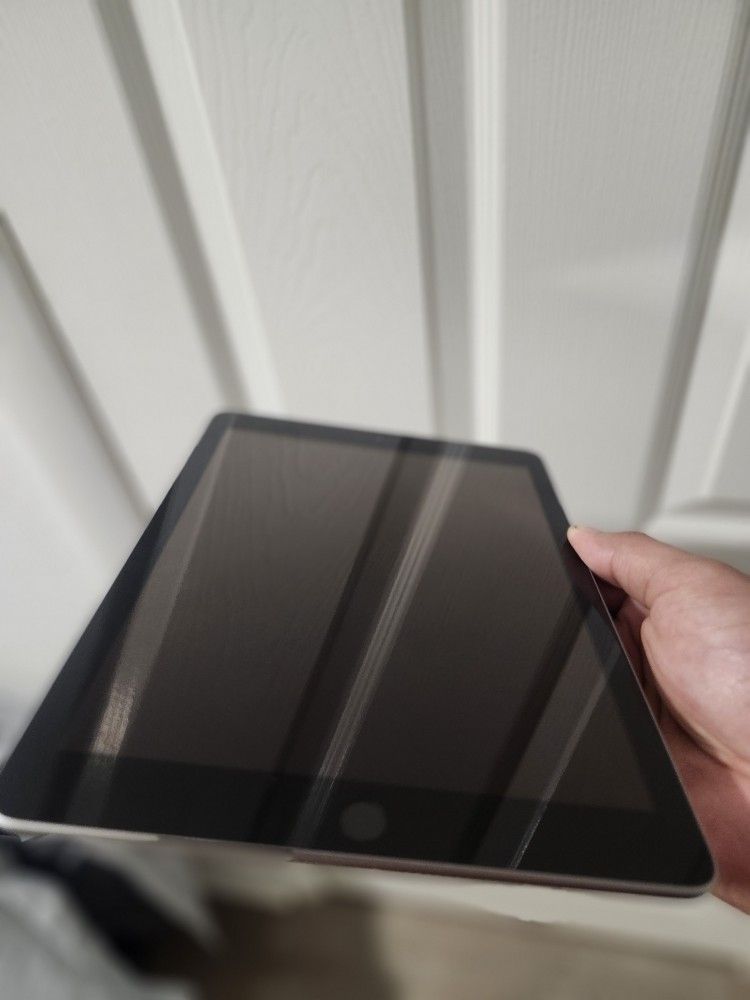 [Available TODAY Only] iPad 6th Generation Wifi 32GB w/ Charger Included