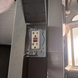 0uRelectrician