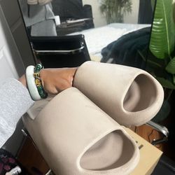 Size 9 Women’s Yeezy Slides 