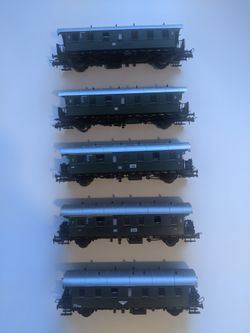ROCO DB Deutsche Bahn HO Scale……Five Train Wagons....