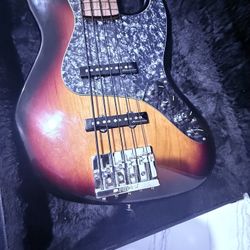 Fender Bass 5 Strings. It’s New. With Hard Case
