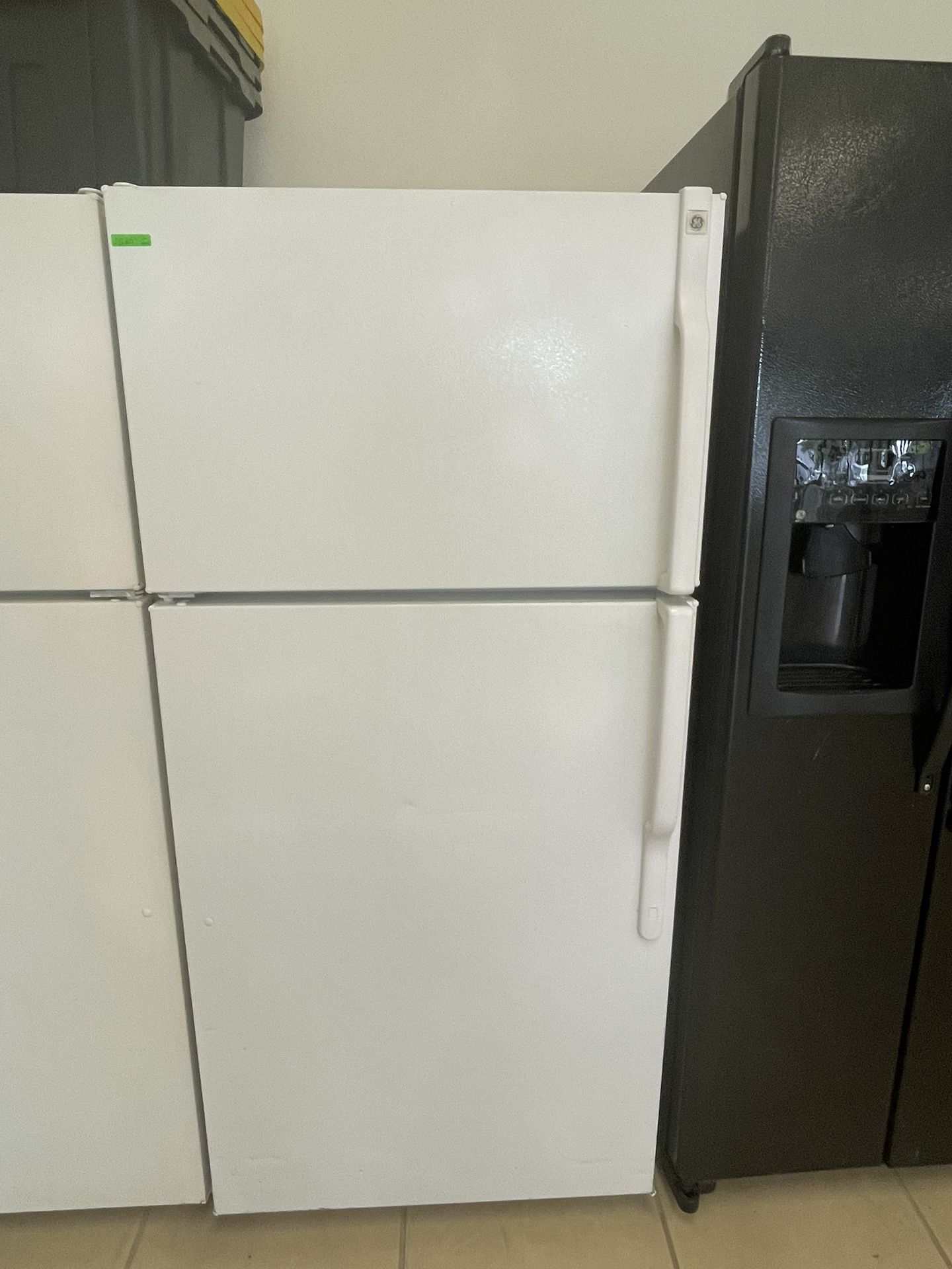 GE TOP BOTTOM FRIDGE WHITE