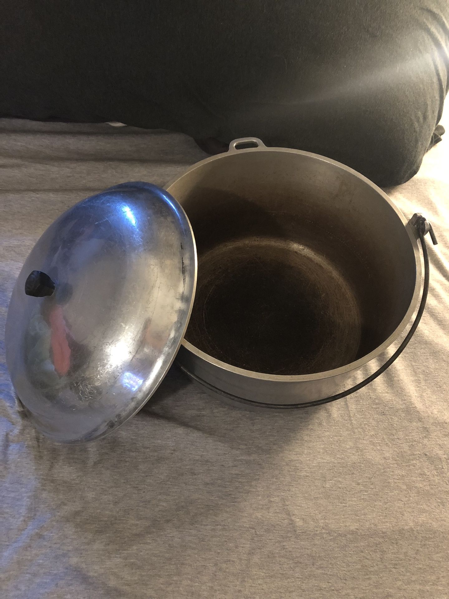 Vintage REGAL WARE 8 Qt. Cast Aluminum Non-Stick Dutch Oven / Stock Pot  With Lid. for Sale in Edgewood, WA - OfferUp