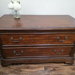 Beautiful Vintage‑Style Wooden Dresser