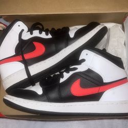 Jordan 1 Mid 