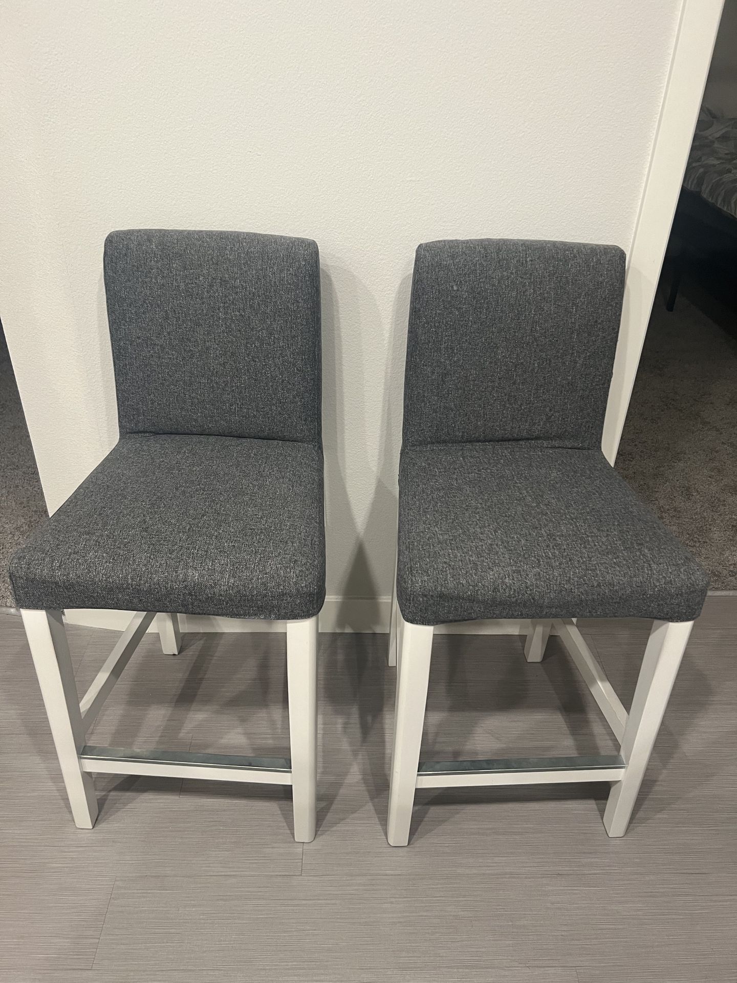 Bar stools (2x)