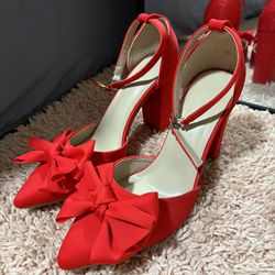High heels with bow decorations