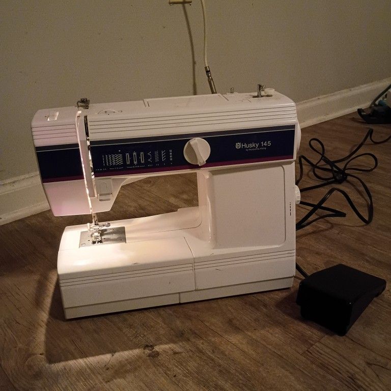 Husqvarna Husky 145 Sewing Machine w/ Foot Pedal 