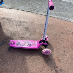 DISNEY MINNIE MOUSE 3-WHEEL SCOOTER