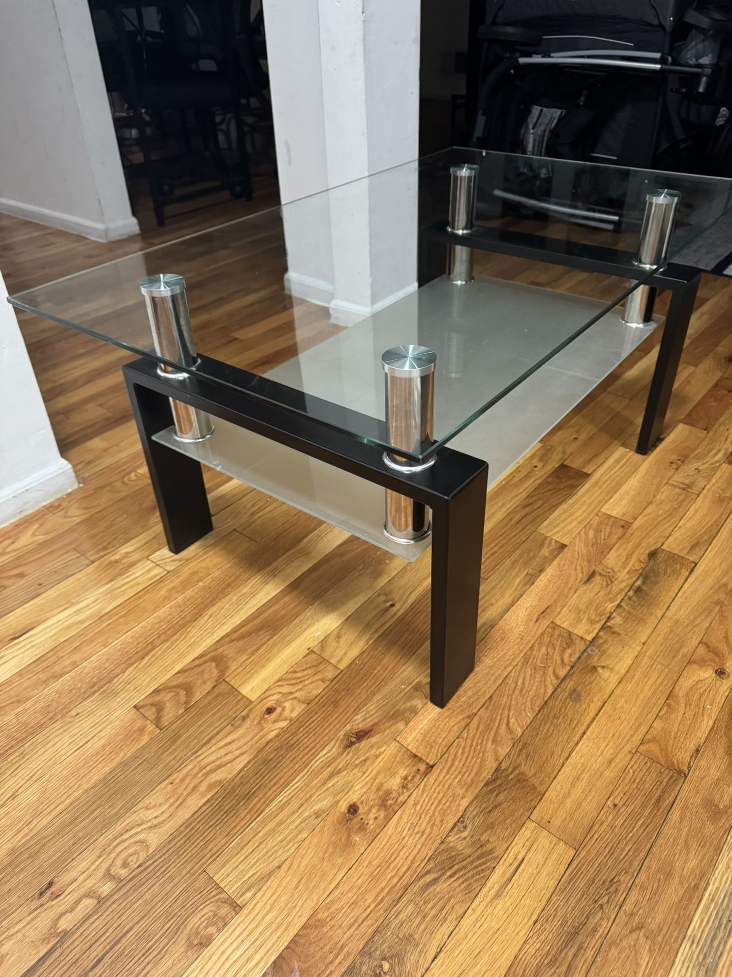 Modern Glass Coffee Table – Excellent Condition
