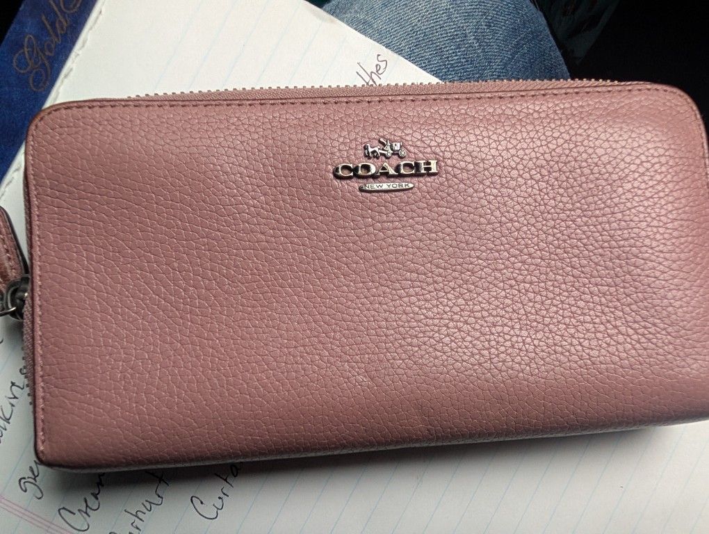 AUTHENTIC COACH NEY YORK WALLET IM EXCELLENT CONDITION.