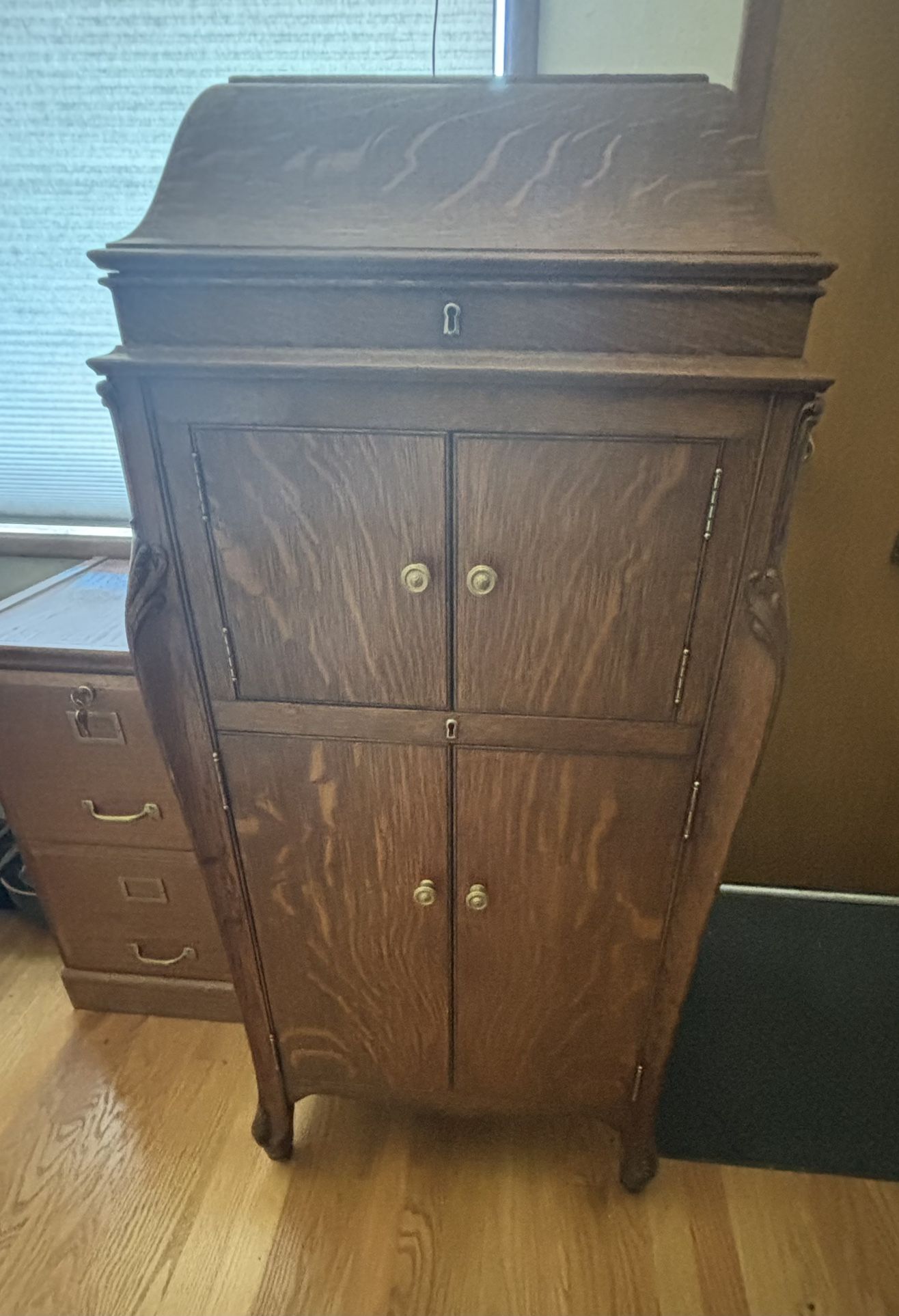 Antique Victor Victrola Talking Machine