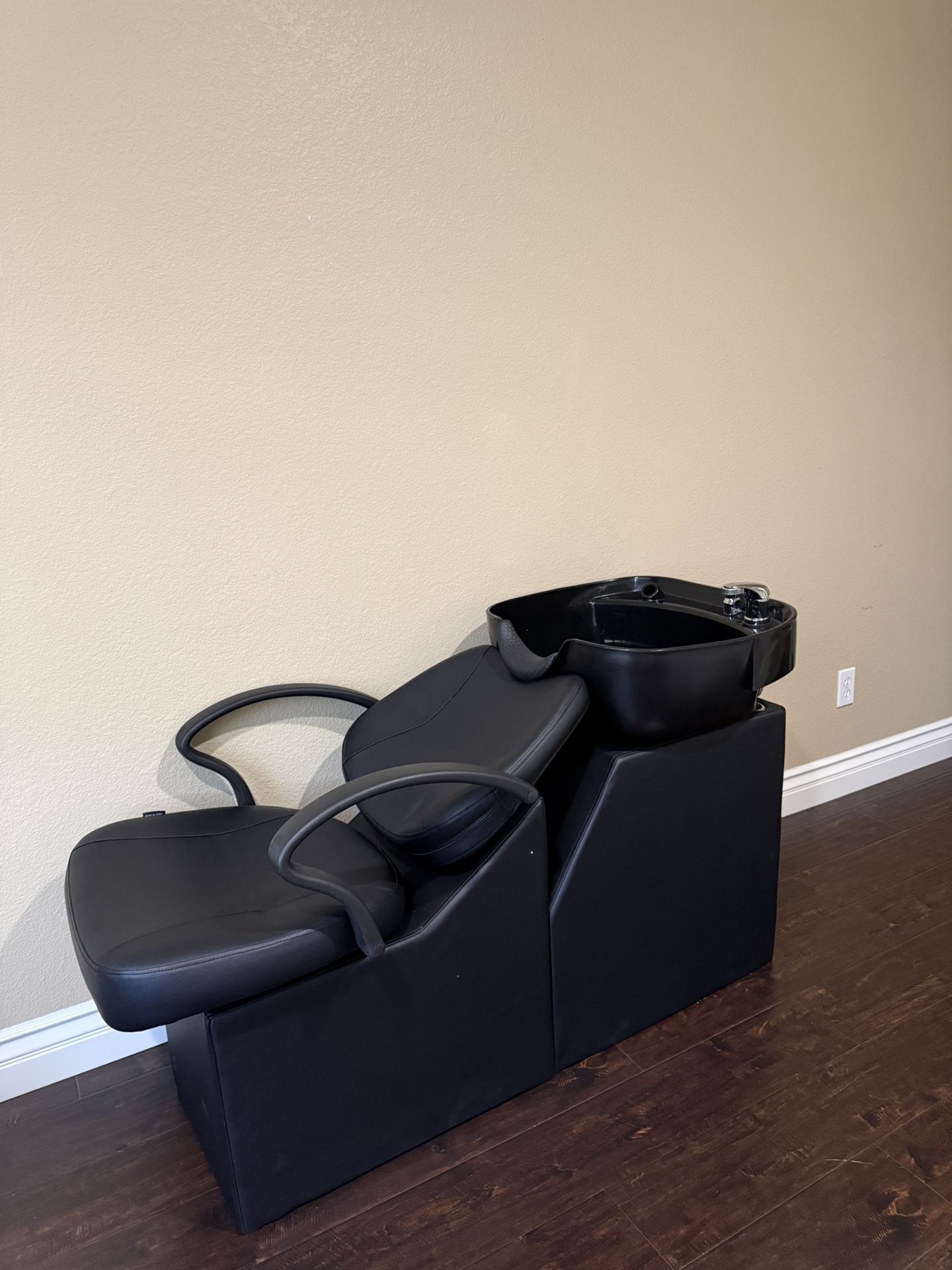 Shampoo Chair & Bowl