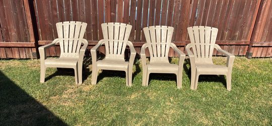 Set of 4 Adirondack style resin chairs