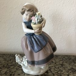 Lladro “Spring Is Here” Girl w/Flowers #5233-Vintage-Retired-Mint Condition 