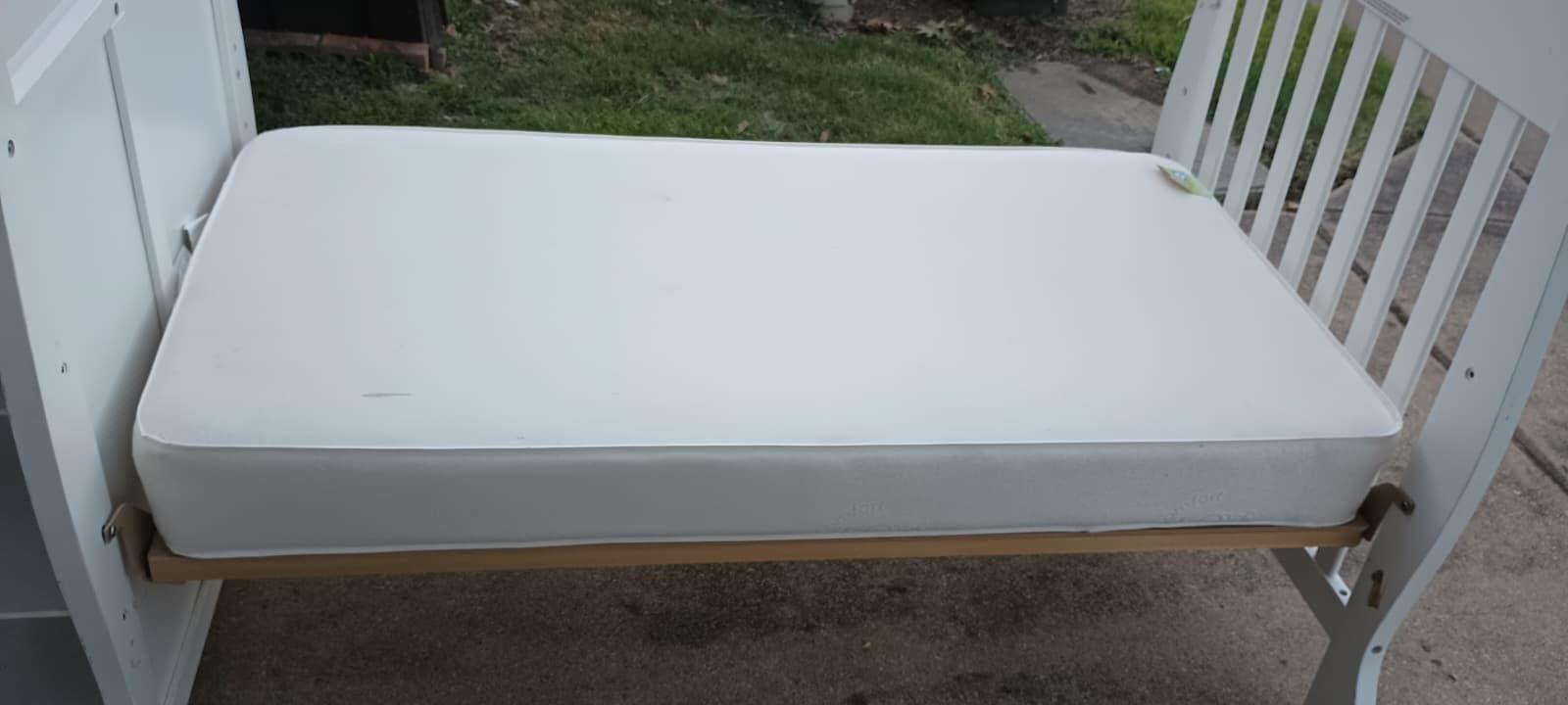 Adjustable Height Baby Crib Solidwood with Crib Mattress