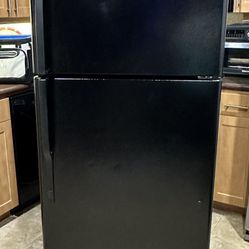 GE Black Refrigerator (Top Freezer) w/Ice Maker WORKS GREAT!