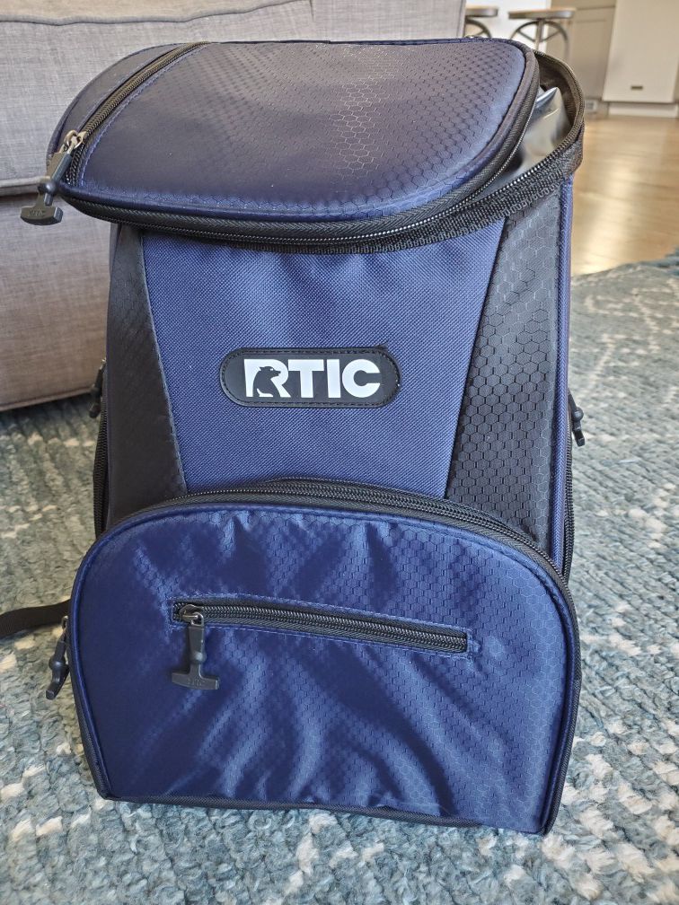 BRAND NEW W/ TAGS RTIC Day Cooler 15 Can Backpack Navy and Black