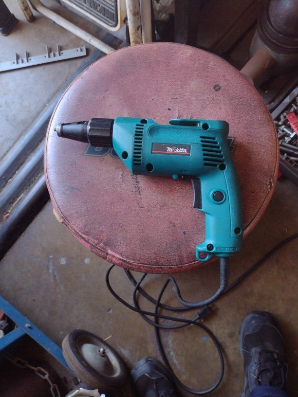 Makita Drywall Or Deck Screw Drill Driver Model 6821