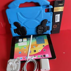 256gb Apple IPad 10th Generation (10.9” Liquid / 2022 model) with pen, keyboard, case & Accessories (warranty 2026) 