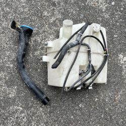 2003 To 2006 Nissan 350z Coupe Windshield Washer Reservoir 