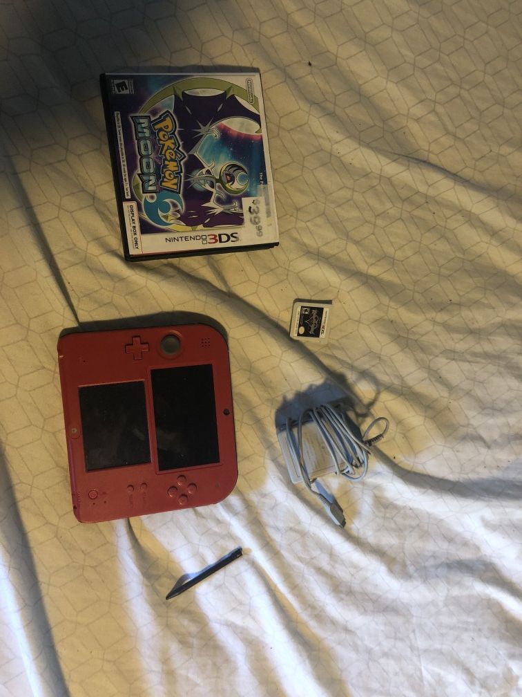 Nintendo 2ds with 3 games(including kingdom hearts dream drop distance,Pokémon moon and a downloaded tomadachi life