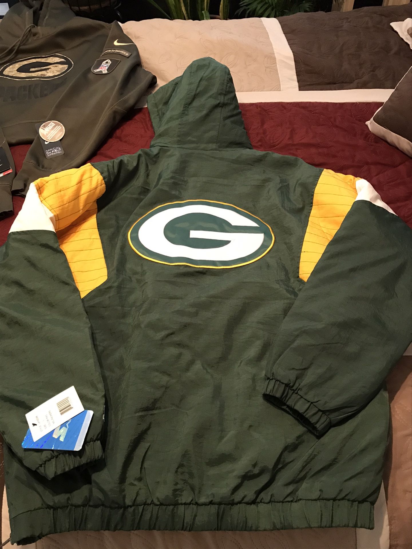 Vintage Starter jacket, Nike Packers hoodie, Bears vintage cap