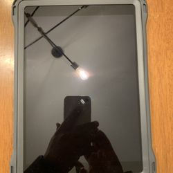 Apple iPad 7th Generation 10.2” 32GB Unlocked Like New With Great Case!
