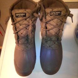 SPERRY WOMAN BOOTS!!! VERY NICE