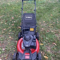 Toro  Recycler 21-in Gas Self-propelled lawn mower with 140-cc Briggs and Stratton Engine