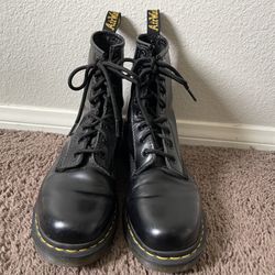 1460 Women’s Smooth Leather Lace Up Boots