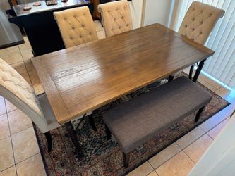 Spacious dinning room set