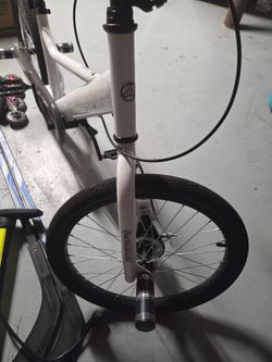 Strider bike 20x, White Bycicle with Dual Drum Handbrakes & Kickstand