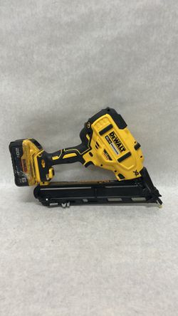 DeWalt 15 gauge angled finish nailer with 6AH battery