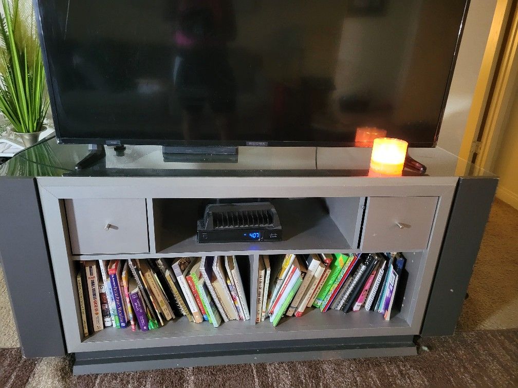 MODERN TV CONSOLE/ENTERTAINMENT CENTER