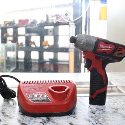 Milwaukee 2462-20 1/4" hex Impact Driver with Charger