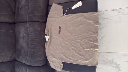 Fear of god essential shirt(NEVER WORN)