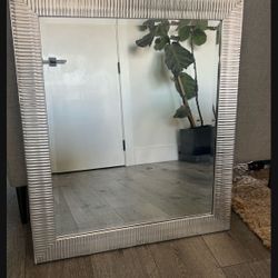 Beautiful Wall Mirror - Like New!
