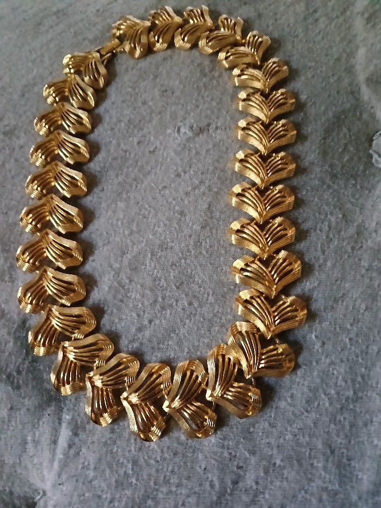 VINTAGE NECKLACES,Broochs And PINS