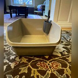 Large litter box (with free scoop if you want it) - used but clean