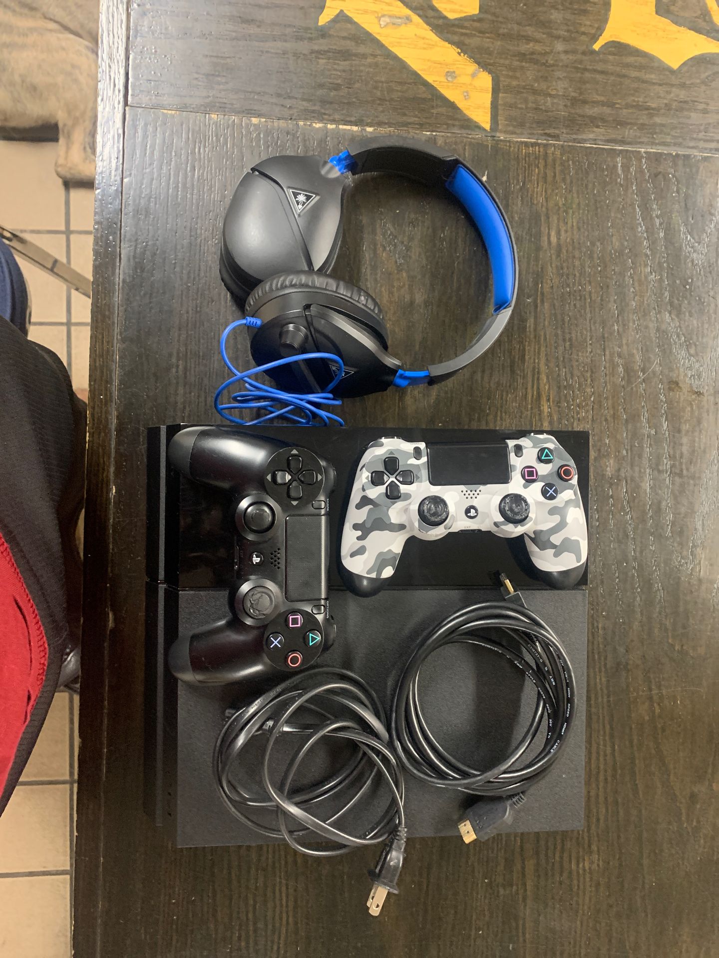 Used PS4 W/2 Controllers & a pair of Turtle Beach Headphones