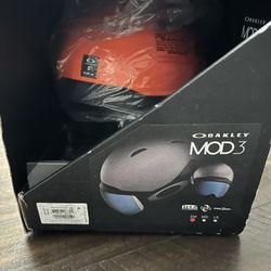 Oakley Helmet (Kids)