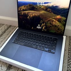 Apple MacBook Air 2024 M3 15 in 8GB RAM 256GB SSD Like New