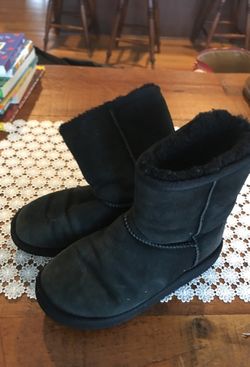 Black Short Uggs size 4