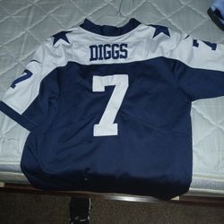 Dallas Cowboys jersey its a Medium size 