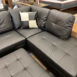 ;. ;Black 3PCS Sectional W/Storage Ottoman (Right Chaise) 🆕👍 FREE FINANCING AVAILABLE💥0️⃣ DOWN PAYMENT 👍NO CREDIT CHECK 